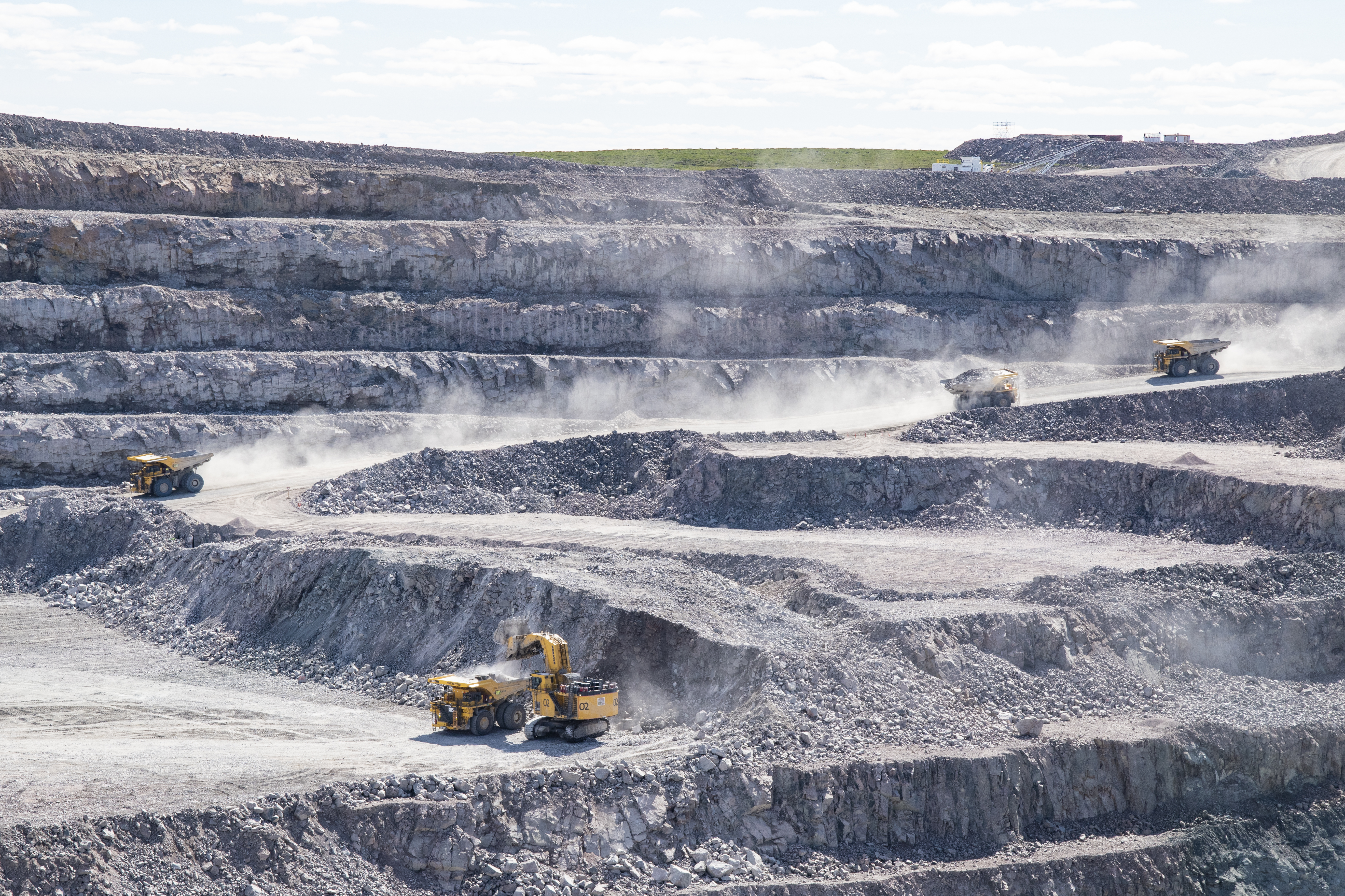 Mining mountain. Рудник де Бирс. Добыча диатомита. De Beers Рудники. Трактор добывает Алмазы.